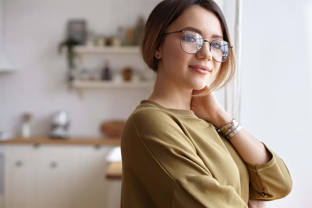 Jeune fille souriante avec des lunettes