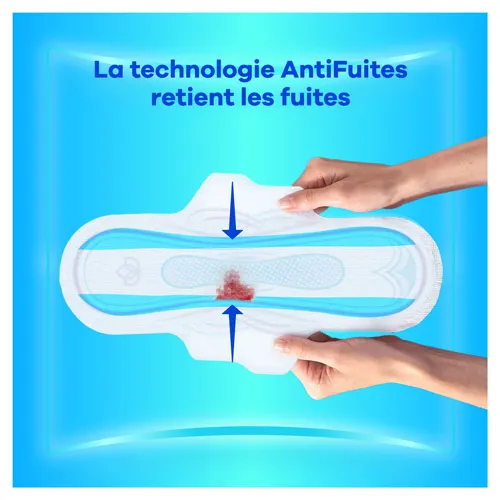 Vue de dessus des mains pliant une serviette avec technologie AntiFuites pour retenir les fuites