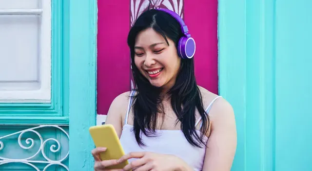 Jeune fille écoutant de la musique