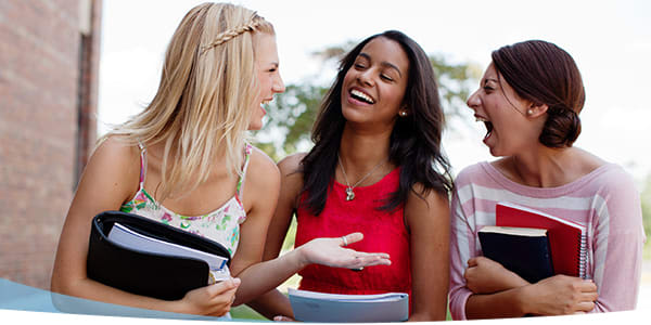 Trois jeunes filles qui rient