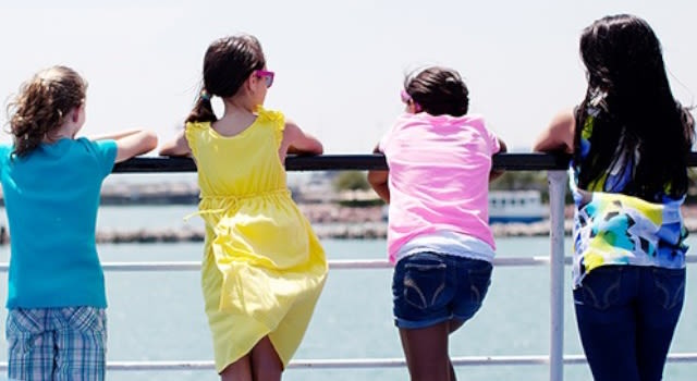 Quatre jeunes filles debout sur la jetée