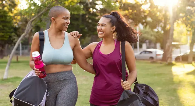 Deux jeunes femmes souriantes en tenue de sport