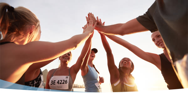 Groupe de jeunes personnes donnant un high five