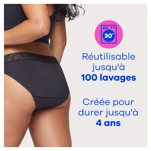 Femme portant une culotte menstruelle Always Bikini qui peut être réutlisée jusqu'à 100 lavages.