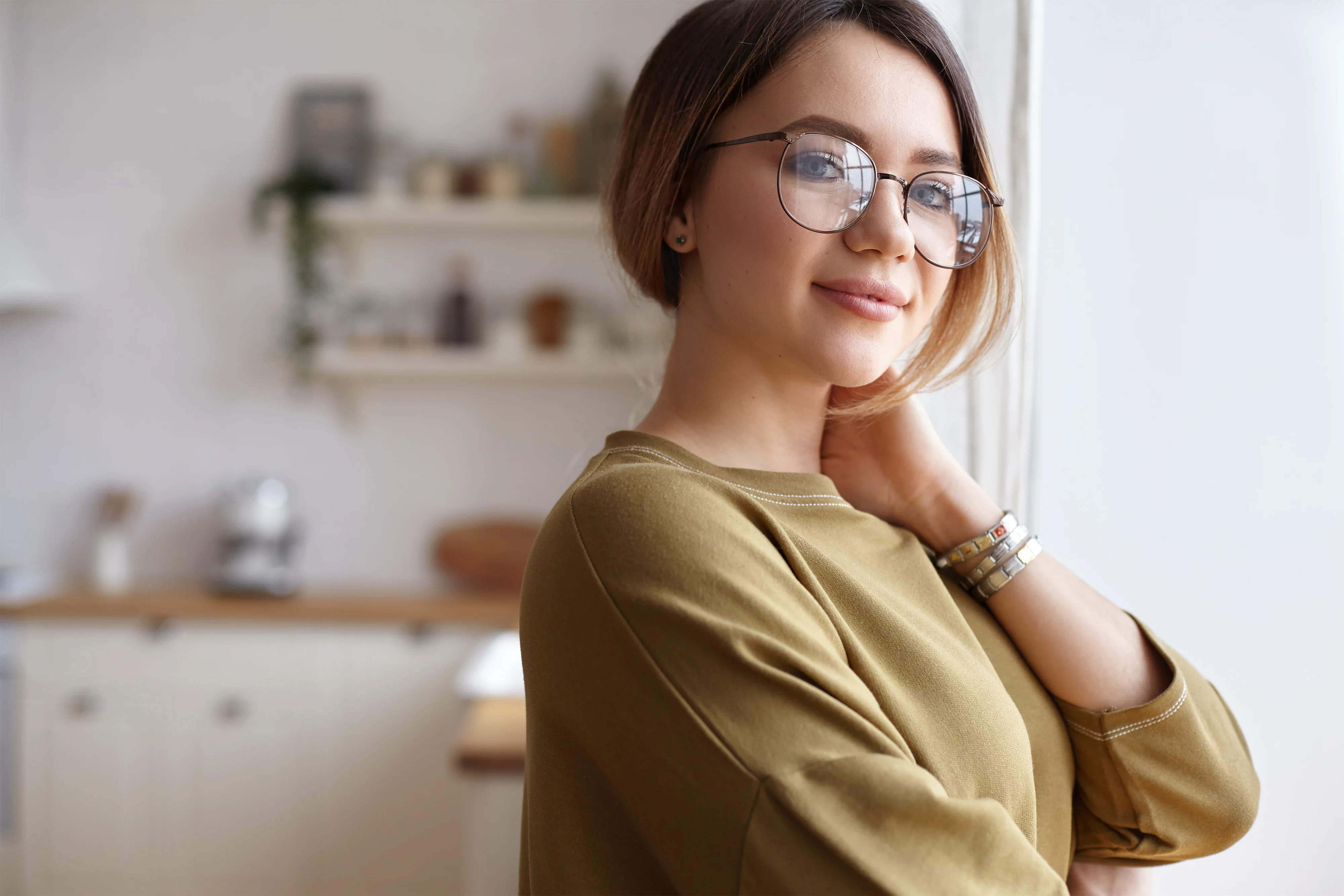 Jeune fille souriante avec des lunettes