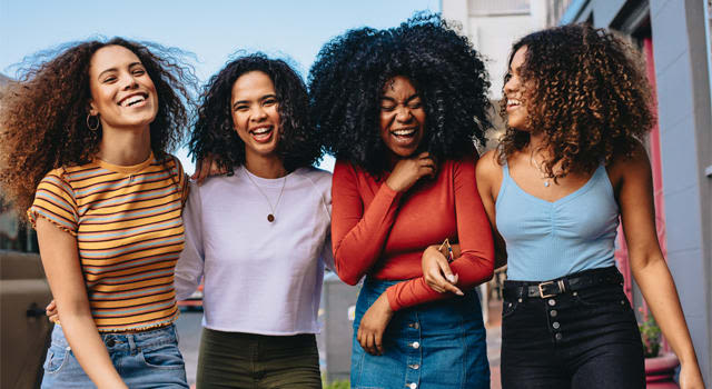 Quatre jeunes femmes qui rient 