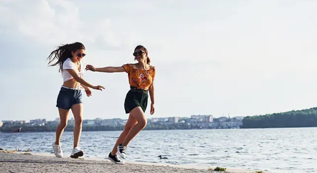 Deux jeunes filles marchant ensemble sur la plage