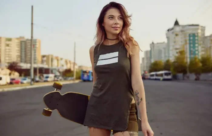 Jeune fille avec une planche à roulettes