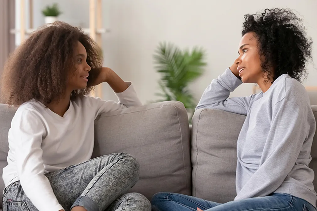 Deux jeunes femmes se parlent