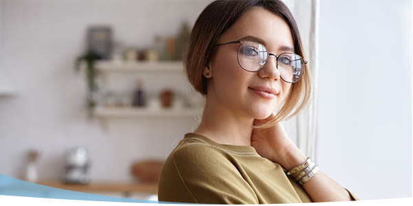 Jeune fille souriante avec des lunettes