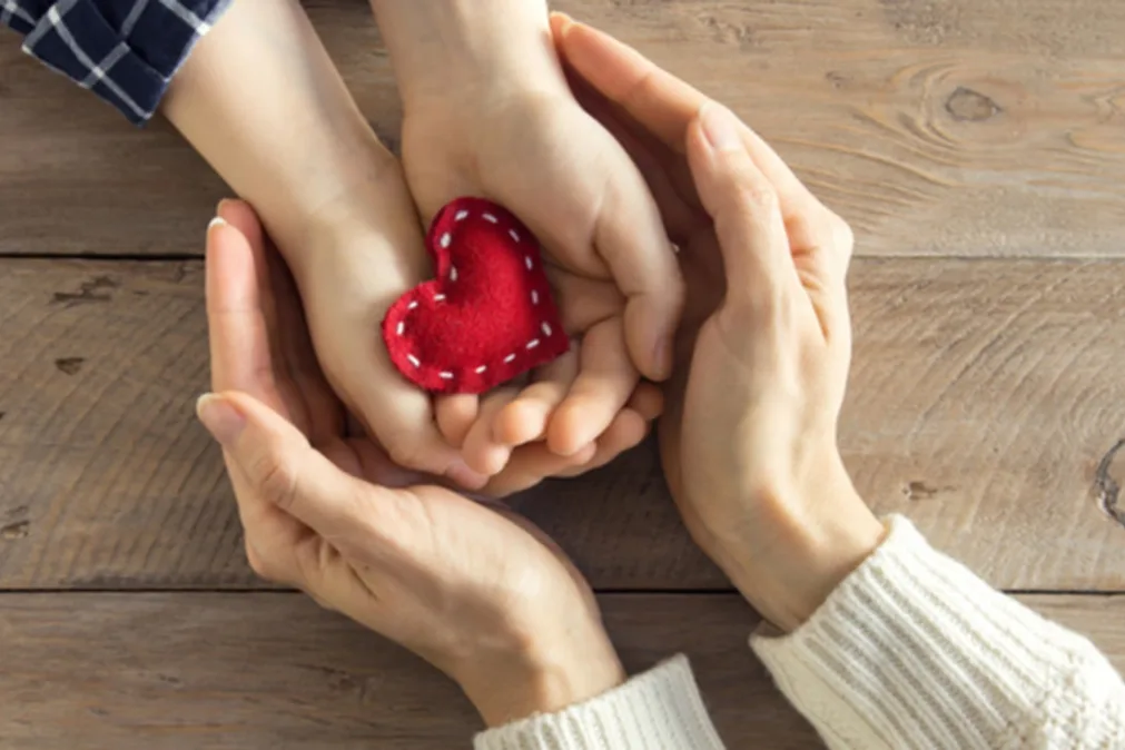 Fille tenant un coeur dans les mains