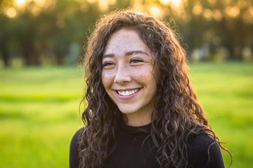 Jeune fille souriante