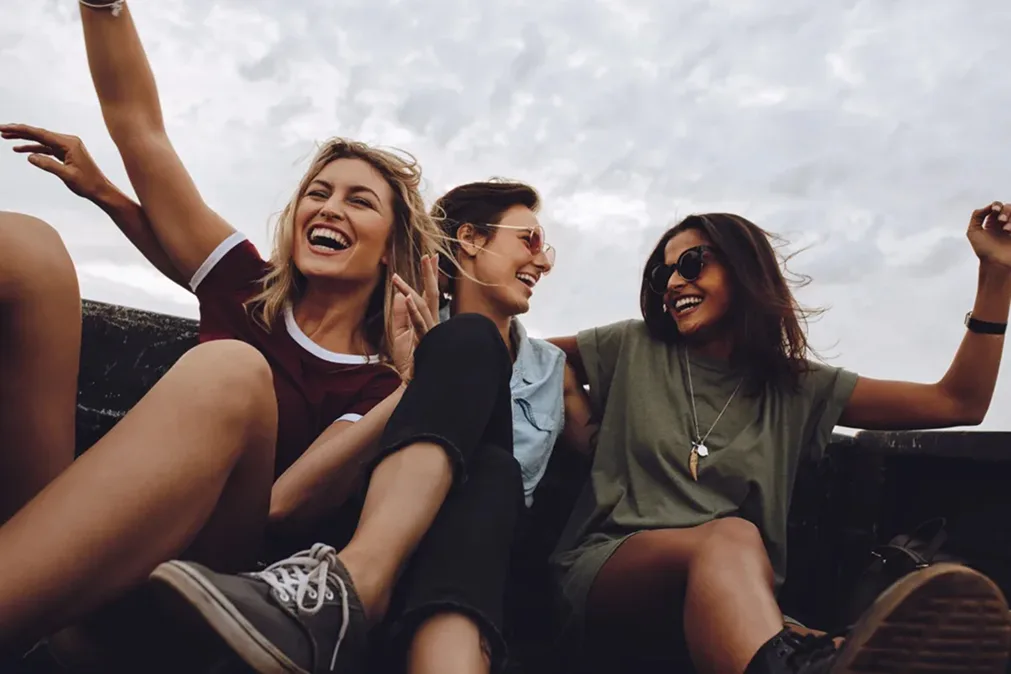 Trois jeunes femmes qui rient 