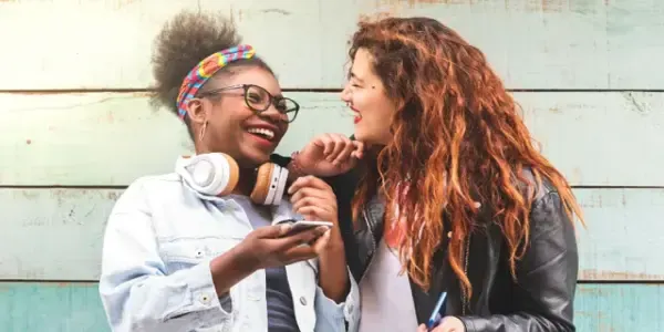 Deux jeunes femmes qui rient 