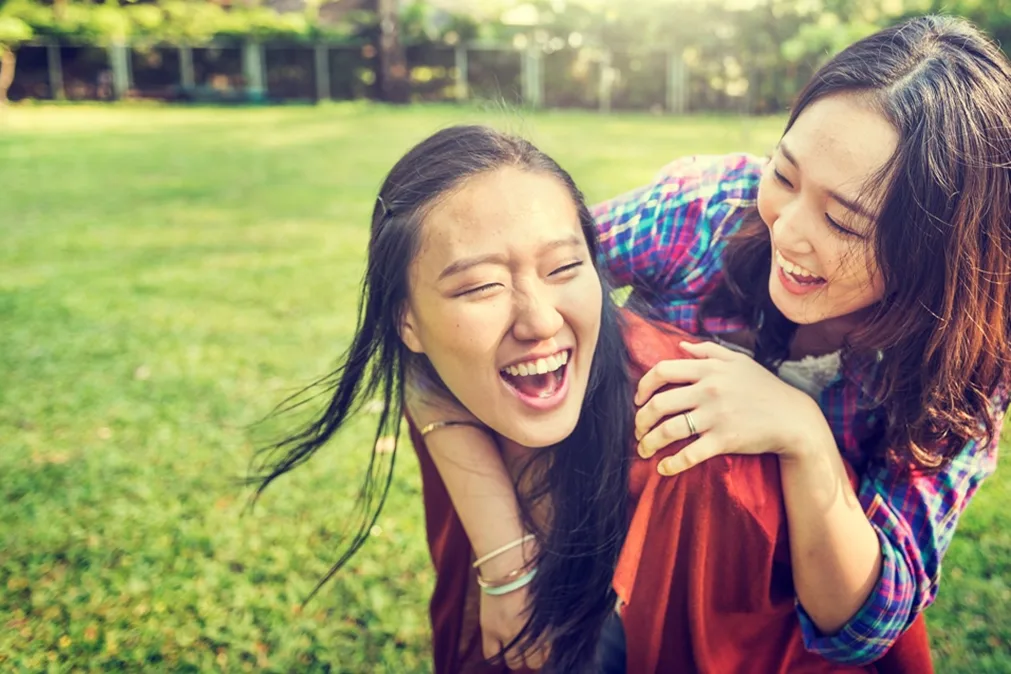 Deux jeunes filles qui rient