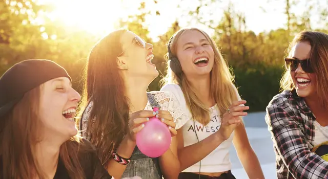 Quatre jeunes filles qui rient