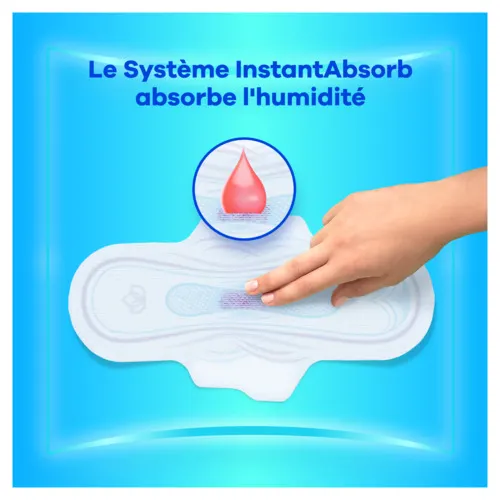 Des doigts touchant le coeur d'une serviette avec système InstantAbsorb qui absorbe l'humidité