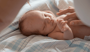 ¿Puedes darle agua a tu recién nacido?