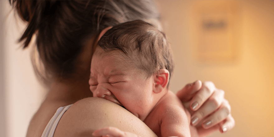¿Cuándo sacarle gases a tu bebé recién nacido? paso tres