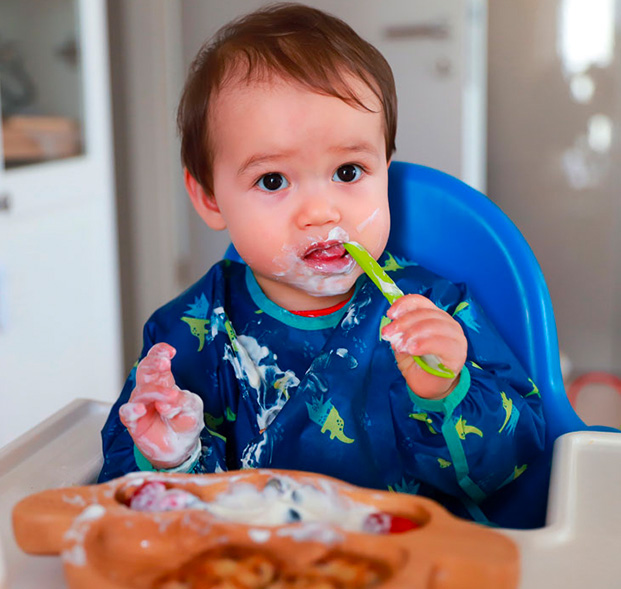 por-que-es-bueno-dejar-que-un-nino-se-ensucie-con-comida-desktop