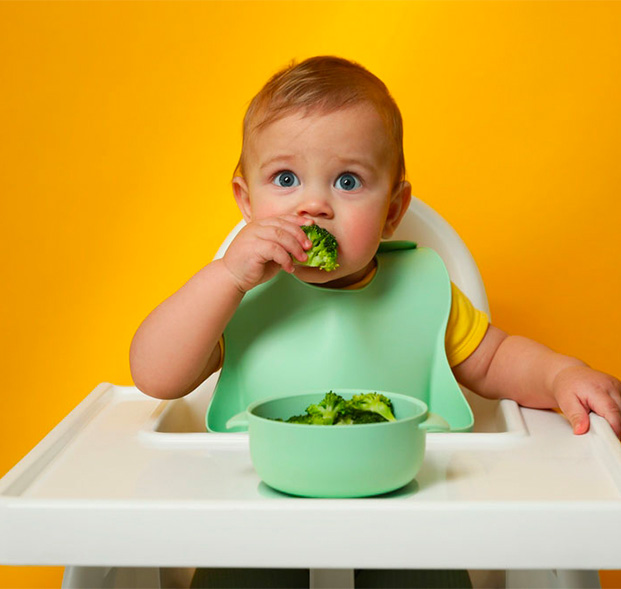 por-que-es-bueno-dejar-que-un-nino-se-ensucie-con-comida-desktop