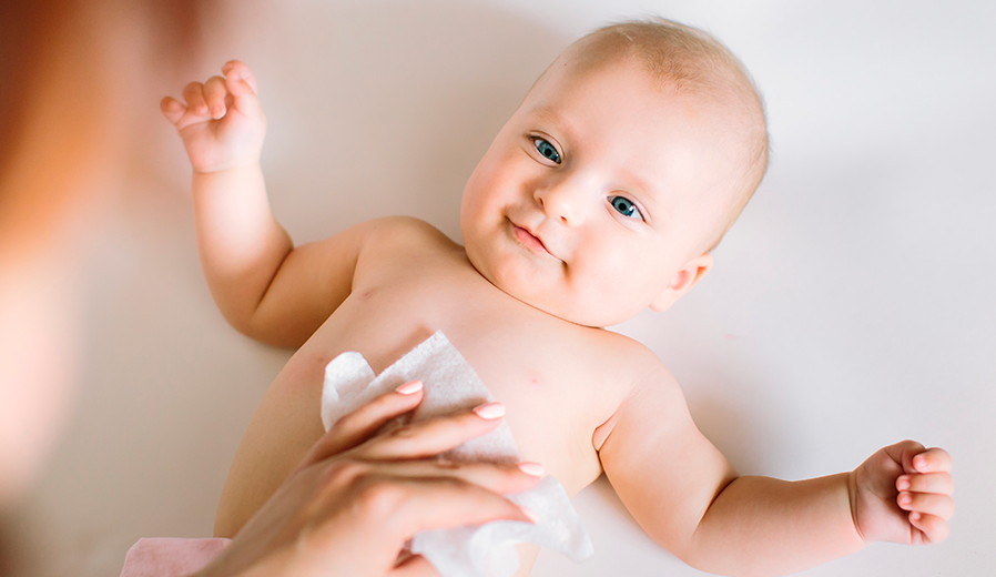 Puedo limpiar la cara de mi bebé con toallitas húmedas?