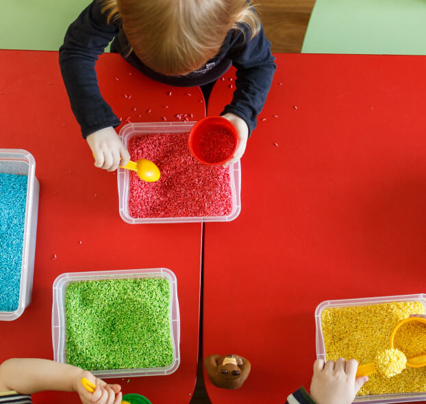 Mesa sensorial Montessori, una actividad para hacer con los niños y  estimular sus sentidos - The Montessori Post
