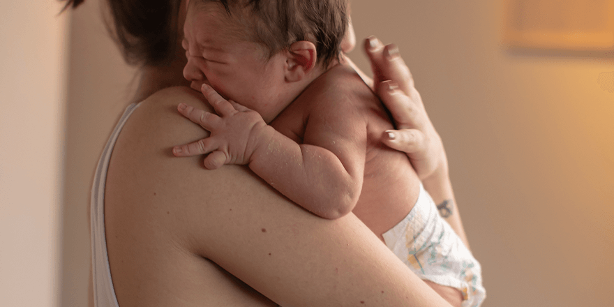 ¿Cuándo sacarle gases a tu bebé recién nacido? paso uno
