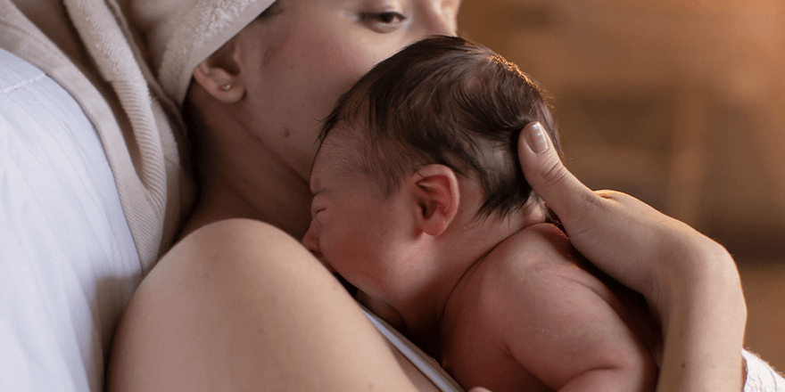 ¿Cuándo sacarle gases a tu bebé recién nacido? paso cuatro
