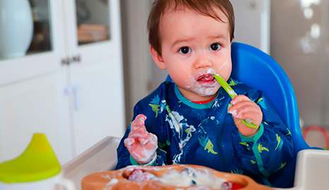 por-que-es-bueno-dejar-que-un-nino-se-ensucie-con-comida-previsualizacion