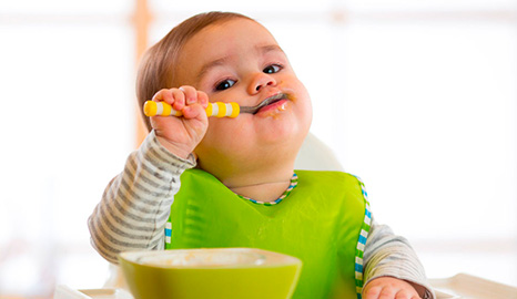 por-que-es-bueno-dejar-que-un-nino-se-ensucie-con-comida-previsualizacion
