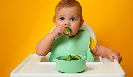 por-que-es-bueno-dejar-que-un-nino-se-ensucie-con-comida-previsualizacion