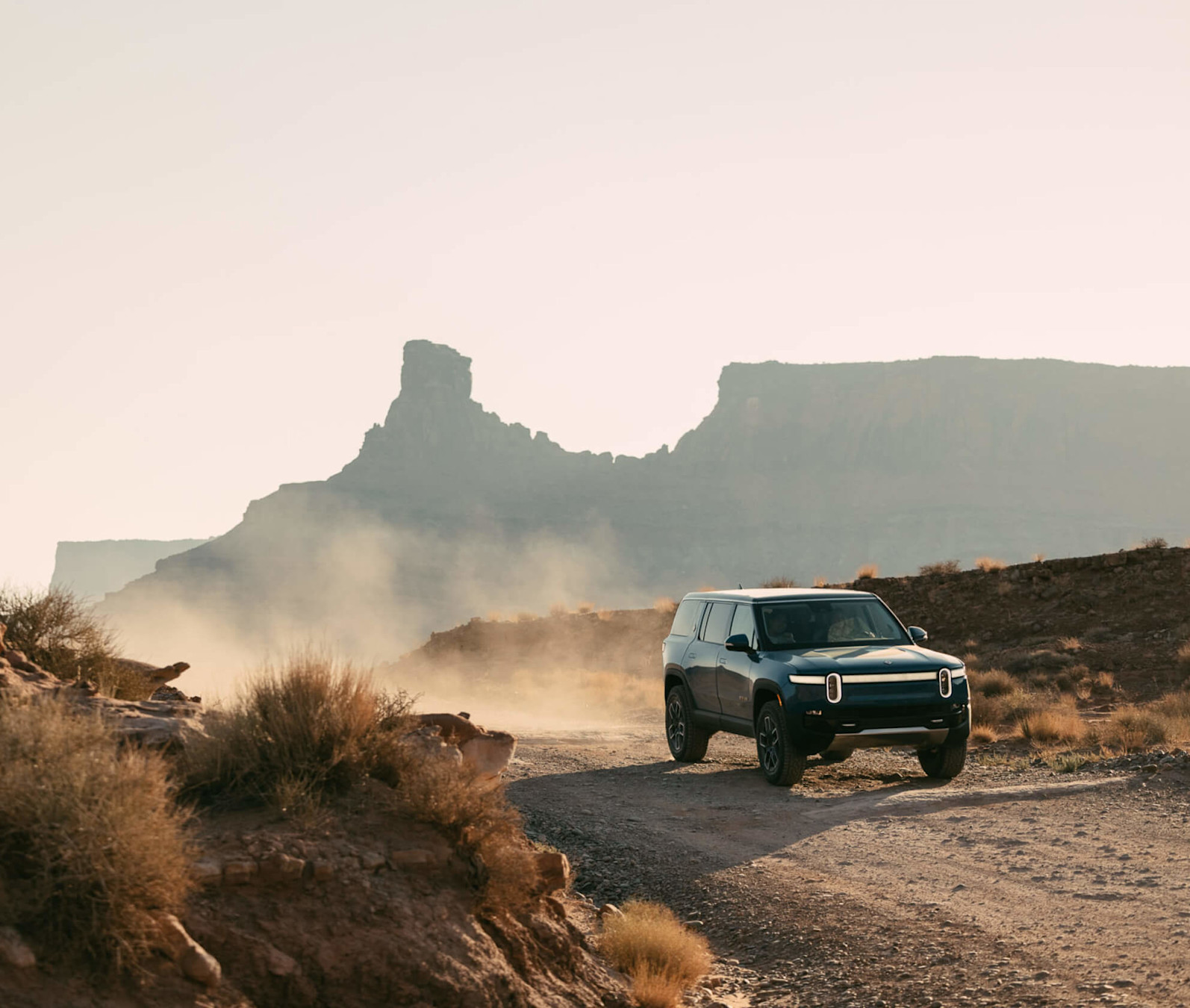 Ảnh 2 của Rivian R1S