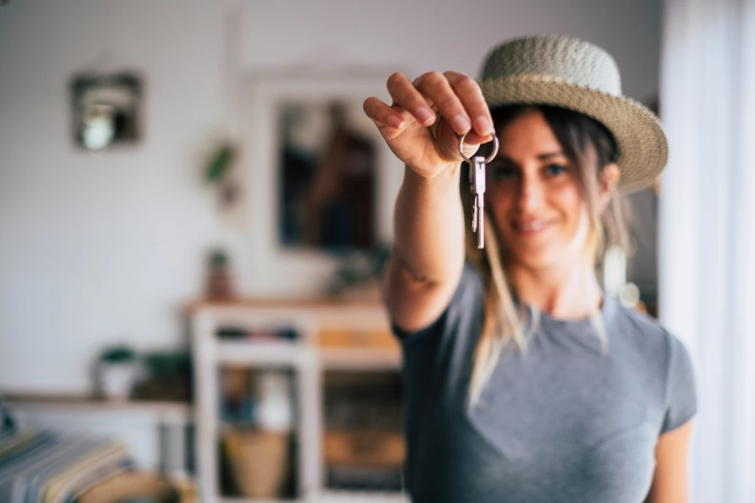 woman holding a set of keys