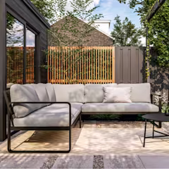 Terrasse moderne avec canapé d'angle blanc, clôture en bois et façade contemporaine dans un espace extérieur ensoleillé.