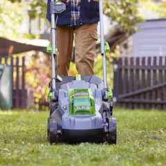 Personne en train de tondre le gazon