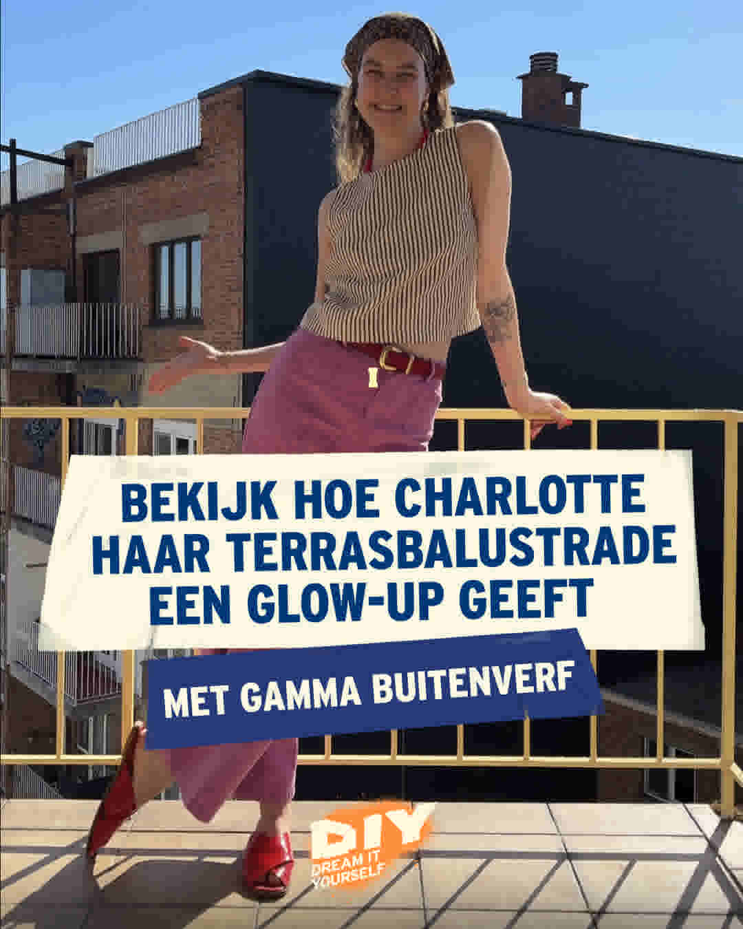 Vrouw poseert lachend bij gele terrasbalustrade op zonnig dakterras, gekleed in gestreept topje en roze broek.