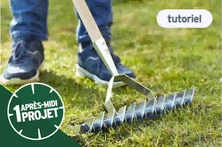 Personne utilisant un aérateur de gazon manuel sur une pelouse verte, avec badge "1 après-midi 1 projet" et mention tutoriel.