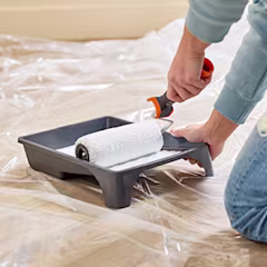 Bac à peinture avec rouleau et peinture murale blanche