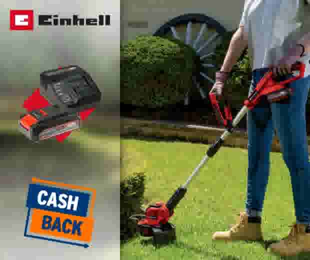 Personne utilisant un coupe-bordures Einhell rouge sans fil dans un jardin, avec batterie et chargeur, offre cashback affichée