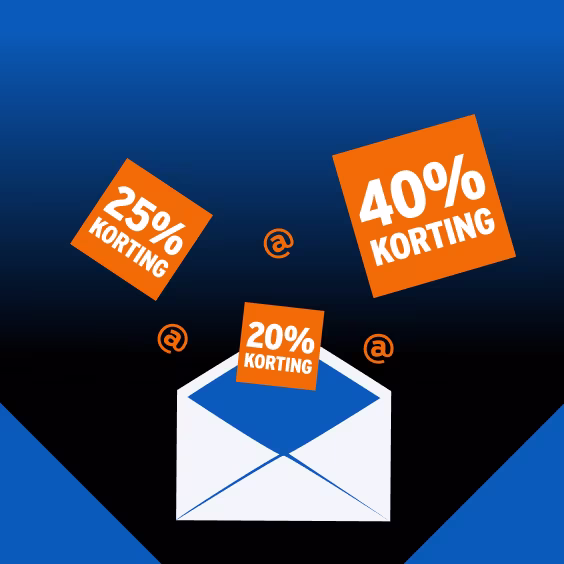 Oranje kortingsbonnen van 25%, 40% en 20% zweven boven een open witte envelop op een blauwe achtergrond.