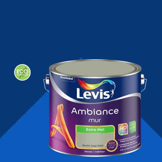 Levis Ambiance muurverf verfblik in kleur Sourire Sage tegen een donkerblauwe achtergrond met ECO-label.