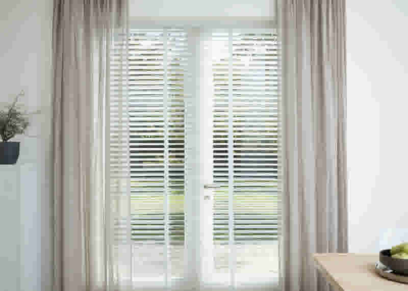 Doorzichtige gordijnen woonkamer