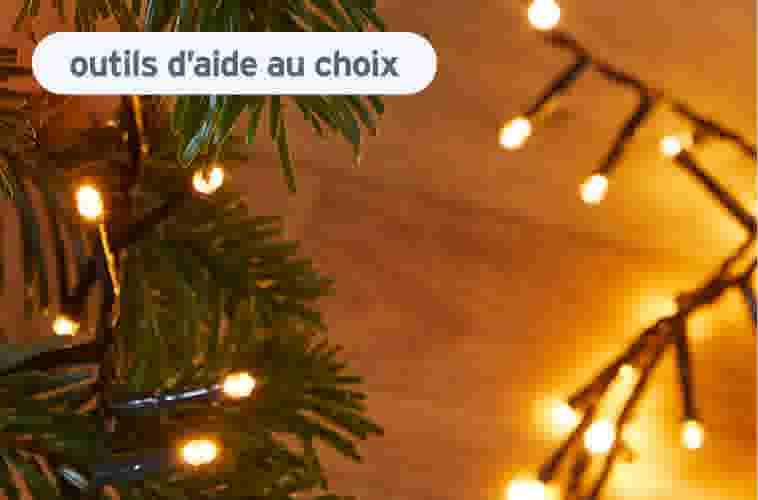 Branches de sapin vert décorées de guirlandes lumineuses dorées sur fond chaleureux avec texte outils d'aide au choix