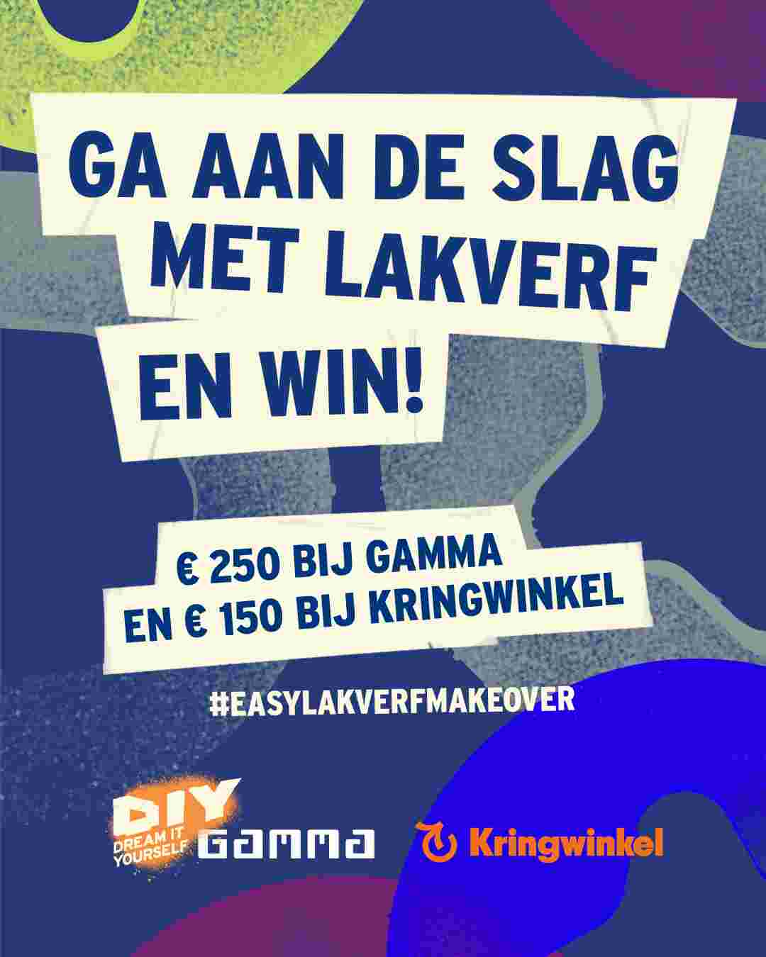 Man schuurt houten tafeltje met een schuurblokje en schuurpapier 