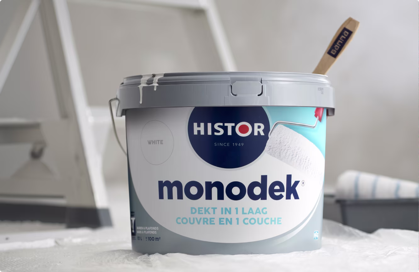 Histor monodek verfemmer in wit met kwast, dekt in 1 laag, op een witte ondergrond met ladder op achtergrond.