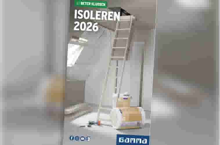 Witte zolderruimte met ladder, isolatiemateriaal en dakraam. Tekst "ISOLEREN 2026" en Gamma logo zichtbaar.