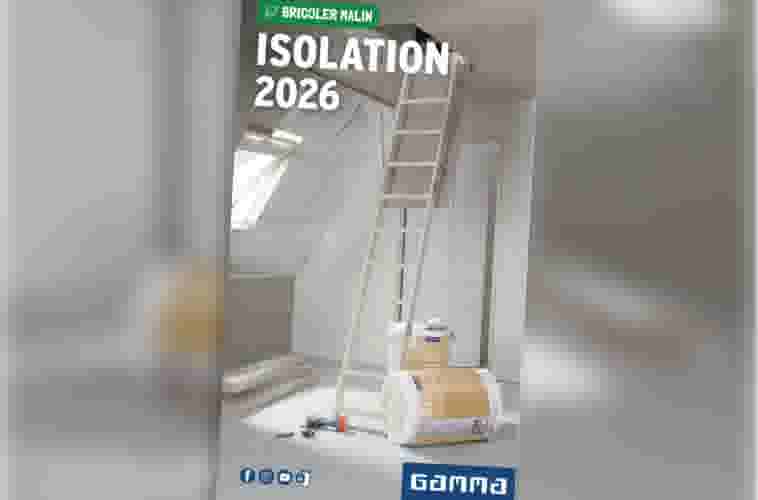 Catalogue Gamma montrant des travaux d'isolation dans un grenier blanc avec échelle et rouleau isolant, texte "ISOLATION 2026"