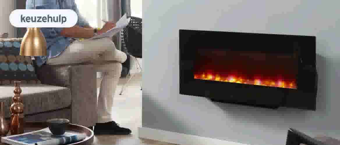 Moderne woonkamer met zwarte elektrische wandhaard met oranje vlameffect en persoon zittend op grijze bank.