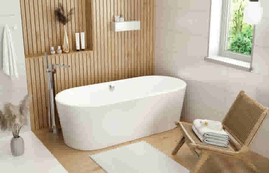Salle de bain moderne avec baignoire blanche, mur en bois, chaise en rotin et fenêtre laissant entrer la lumière naturelle.
